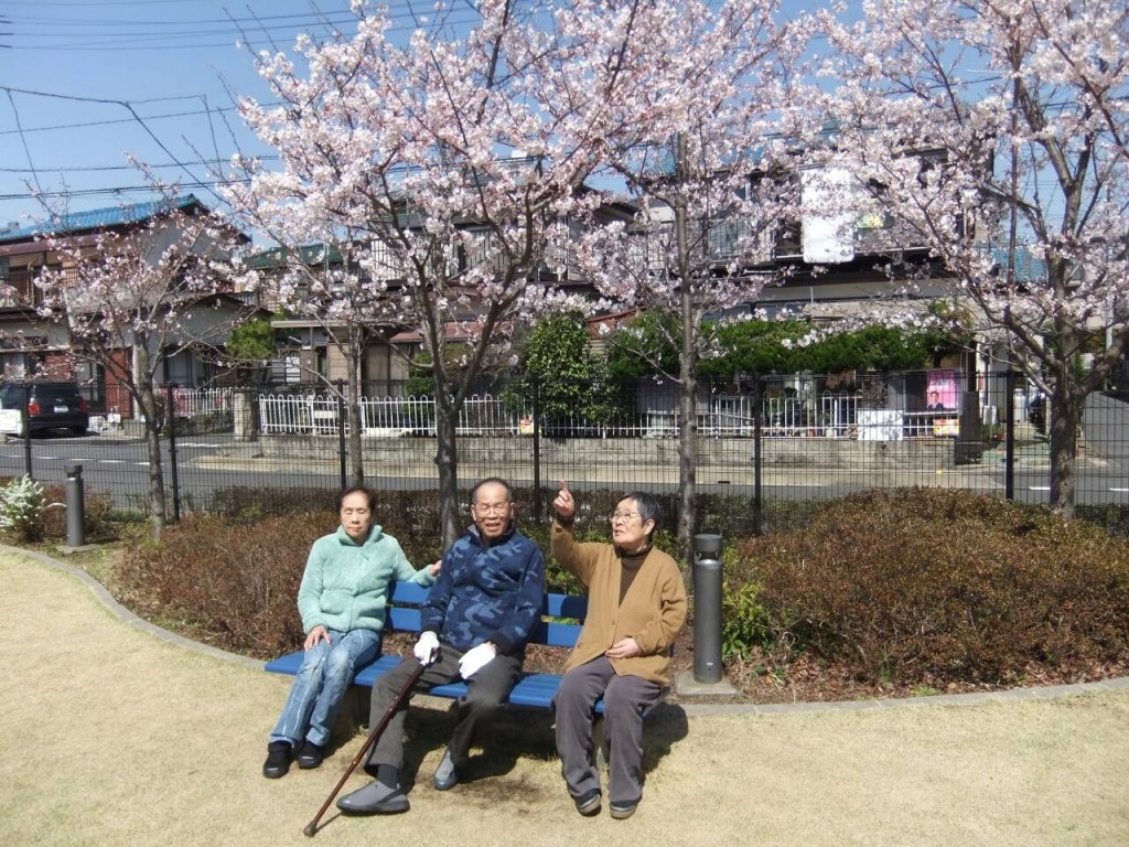 利用者様たちとの花見