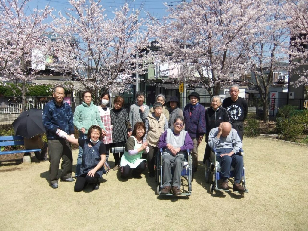 利用者様たちとの花見